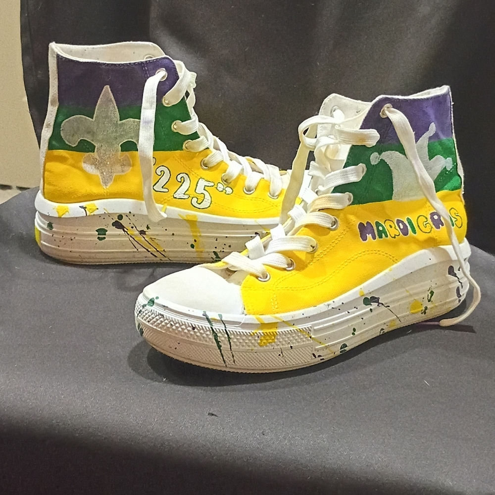 Woman's hand-painted high-top sneakers by Top Moda with a Mardi Gras theme Sz 9